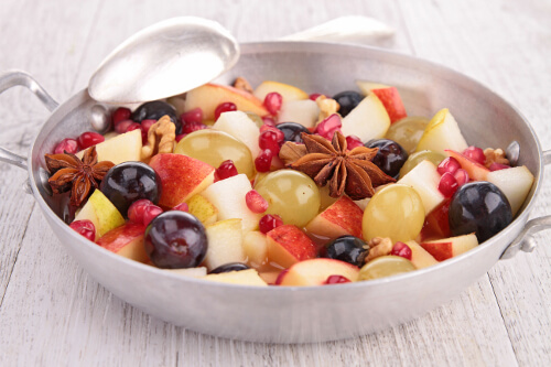 ciotola di macedonia con mela e uva