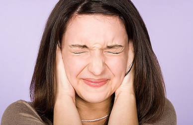 Come trattare i fischi nelle orecchie (acufeni)