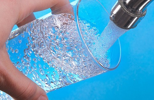 Perché è bene iniziare la giornata con un bicchiere di acqua?