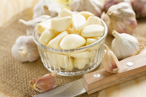L'aglio è uno degli alimenti che aiutano a prevenire il cancro