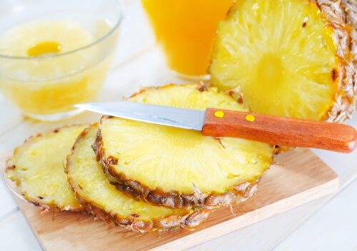 uno dei frutti anticancerogeni più amati è l'ananas