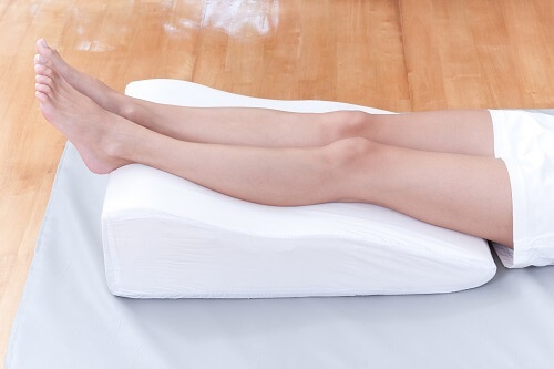Dormite con i piedi alzati! Per soffre di infiammazione cronica alle gambe può aiutare mettere dei cuscini sotto i piedi mentre si dorme.