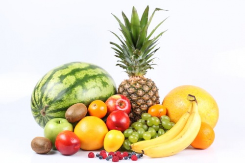 Per evitare l’infiammazione dello stomaco prodotta dalla stitichezza, l’ideale è consumare della frutta cruda.