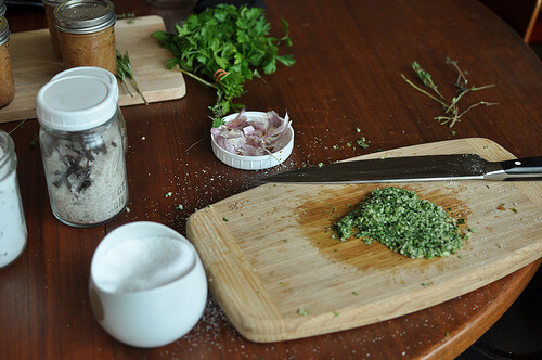 La preparazione del tuo proprio sale di alghe ti permette di avere un maggiore controllo sugli elementi che desideri aggiungere, e garantisce una composizione molto più naturale e sicura. (Foto: Food in Jars/ Flickr.com)
