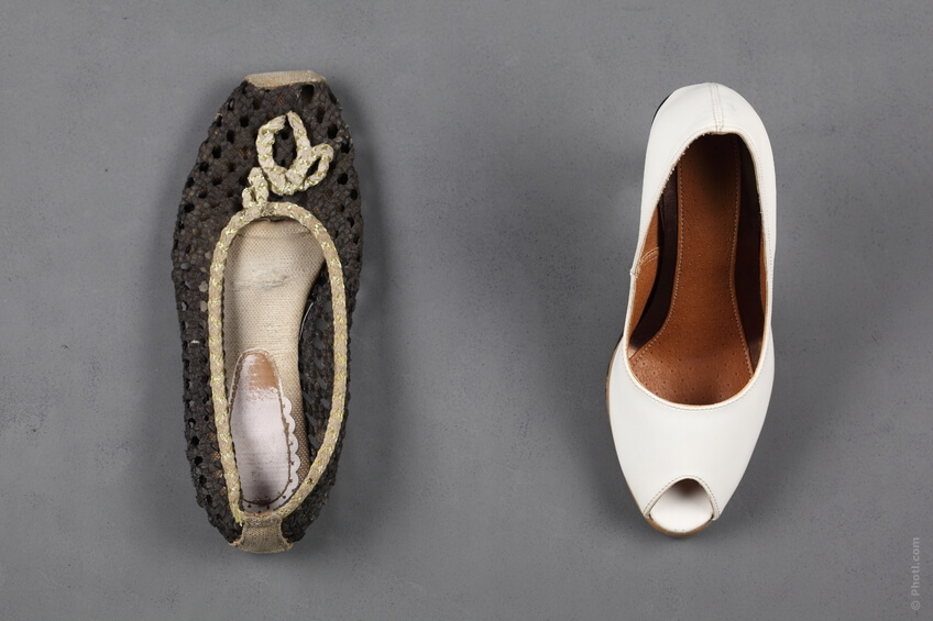 L’ideale sarebbe avere sempre a portata di mano un paio di scarpe di scorta più comode (ballerine, ciabatte o scarpe da ginnastica) e ogni volta che abbiamo un attimo di pausa e le circostanze ce lo permettono, cambiarle.