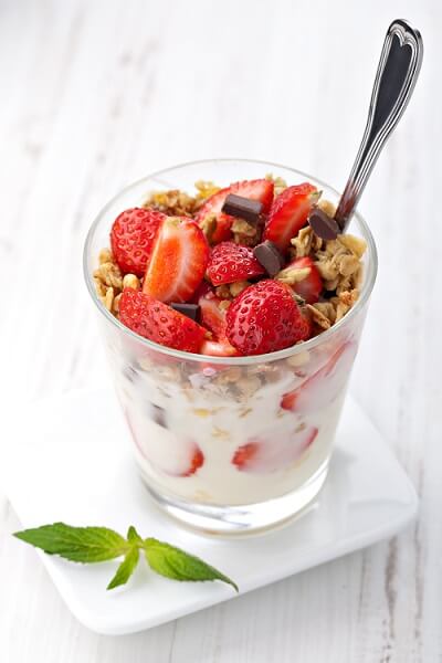 Yogurt con frutta e cereali