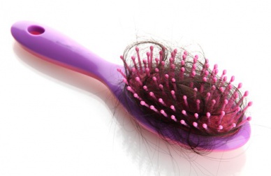 Perché cadono i capelli: cause e soluzioni