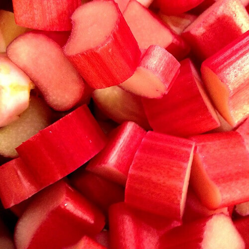 il rabarbaro è una buona fonte di potassio, utile a prevenire i crampi muscolari