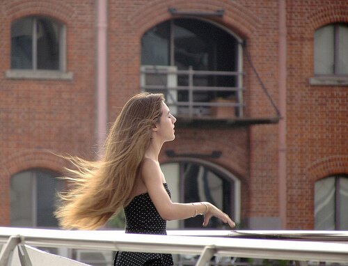 Ragazza con capelli lunghi