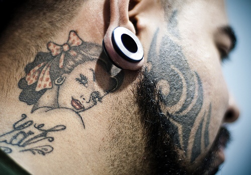 tatuarsi può essere pericoloso