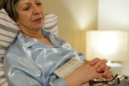 donna anziana durante il sonno