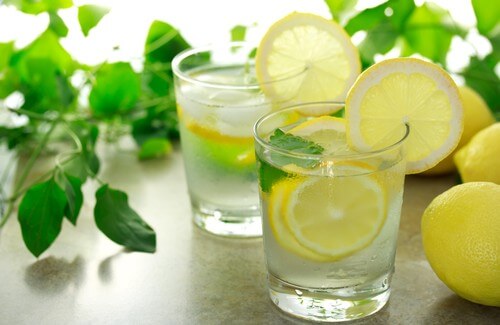 Acqua calda e limone per iniziare la giornata