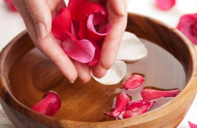 L'acqua di rose e i suoi meravigliosi benefici: come prepararla
