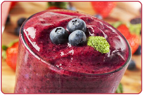 Frullato rosso con mirtilli per pulire il fegato in modo naturale