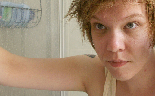 ragazza con occhiaie