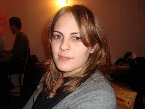 ragazza con occhiaie