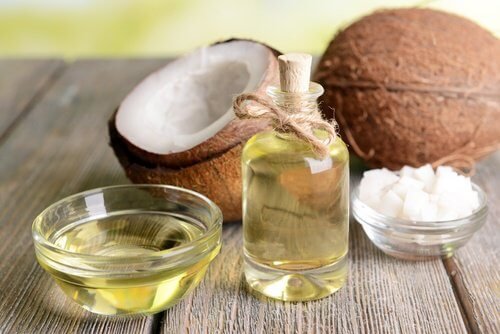 Gli ingredienti della crema antibiotica all'aglio sono olio di cocco, olio d'oliva e aglio