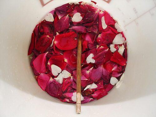 rosa e petali per mani screpolate