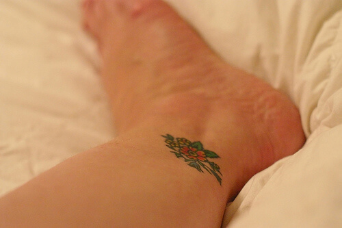 caviglia gonfia con tatuaggio