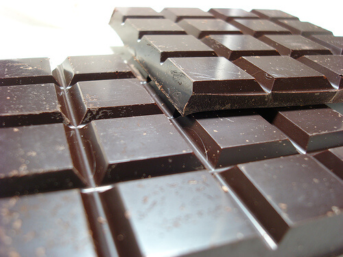 il cioccolato può contribuire ad aumentare il dolore al seno nel periodo mestruale