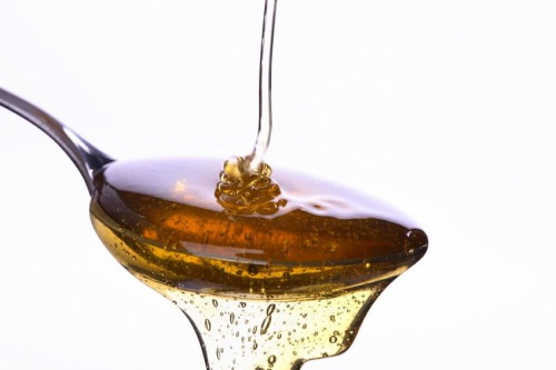 Il miele è uno dei tanti ingredienti naturali che possono contribuire a combattere i pori dilatati