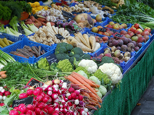 Bancarella del mercato con ortaggi