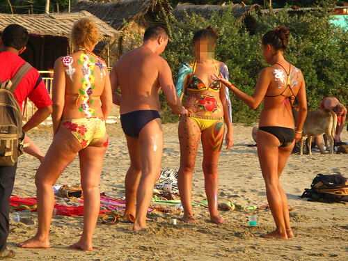 Body painting sulla spiaggia
