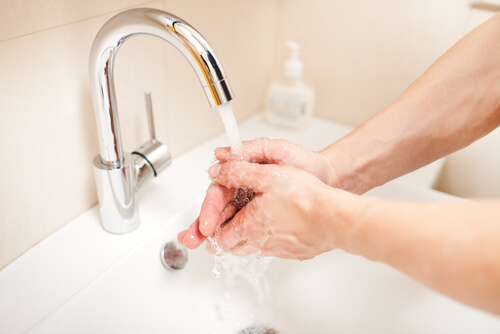 Lavare le mani prima di disinfettare una ferita