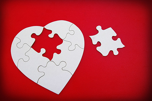 puzzle a forma di cuore con tassello mancante