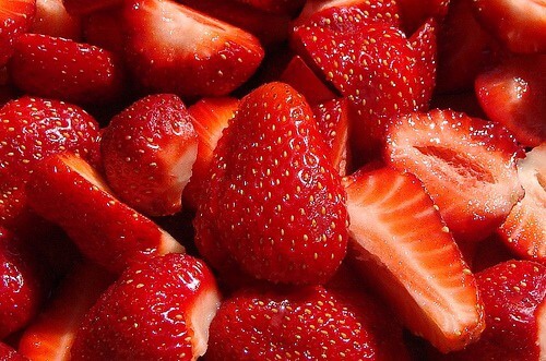 come schiarire i denti con fragola