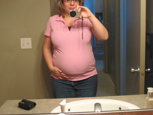 Donna incinta scatta foto in bagno
