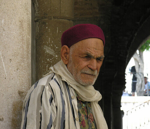 signore in piedi