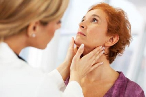 Donna con complicazioni alla tiroide