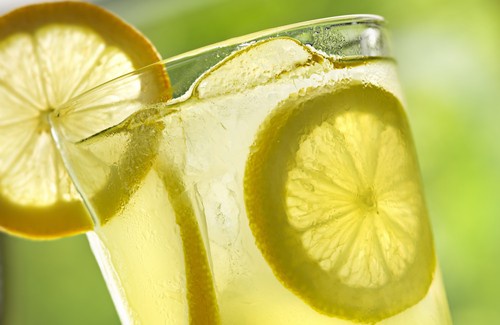 Acqua tiepida e limone