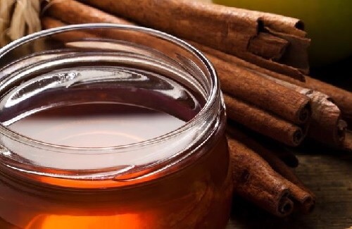 Combattere i sintomi dell'artrite con cannella e miele