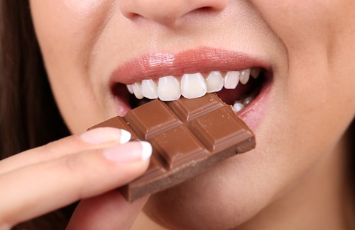 Donna che mangia del cioccolato