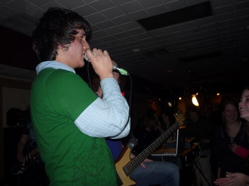 Cantare molte ore provoca disfonia