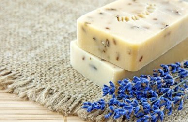 Sapone alla lavanda fatto comodamente in casa