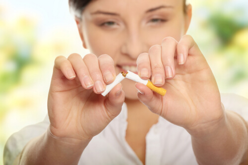 Fumare tra abitudini che danneggiano le ossa