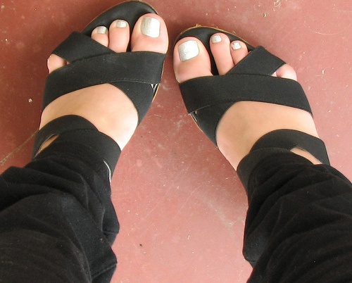 piedi con sandali stretti
