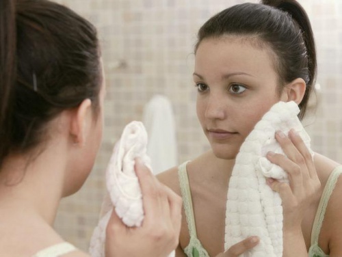 Donna con acne
