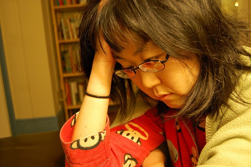 Donna con mal di testa