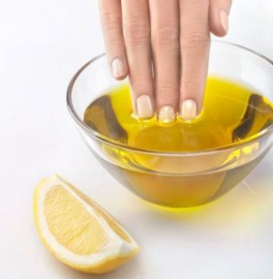 Mano in una ciotola con olio di oliva