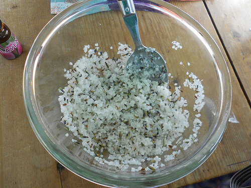 Peeling naturali con sale ed erbe