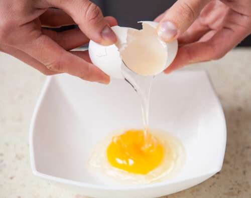 Uova per rinforzare i capelli