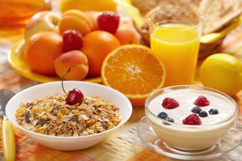 Colazione con cereali e frutta