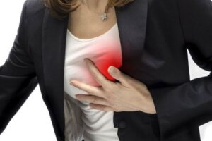 Dolore al petto: come comportarsi