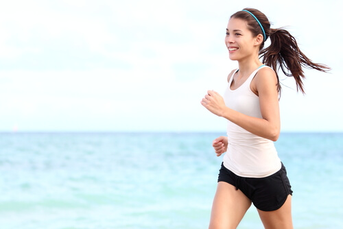 Ragazza che corre in spiaggia