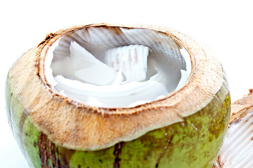 benefici bevendo acqua di cocco