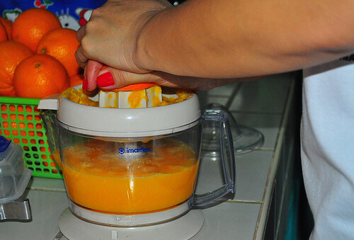 Un'ottima rimedio per pulire l'intestino in modo naturale è un frullato di fragole, pesche e succo d'arancia.